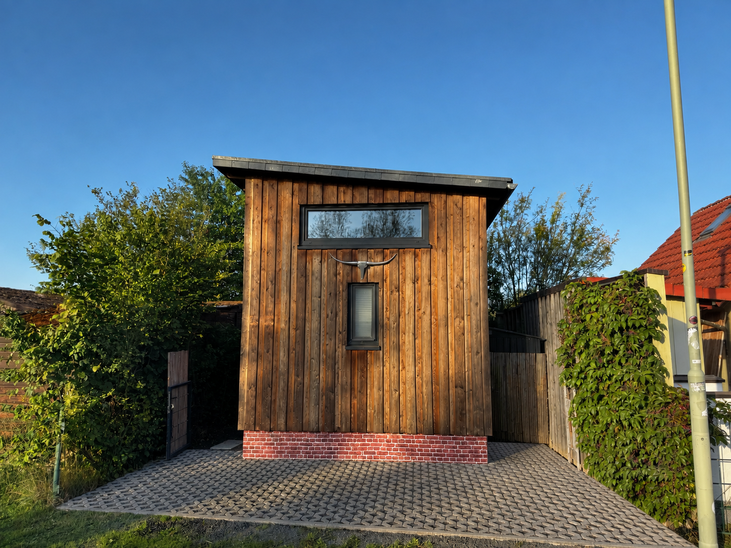 Rückseite mit PKW-Stellplatz