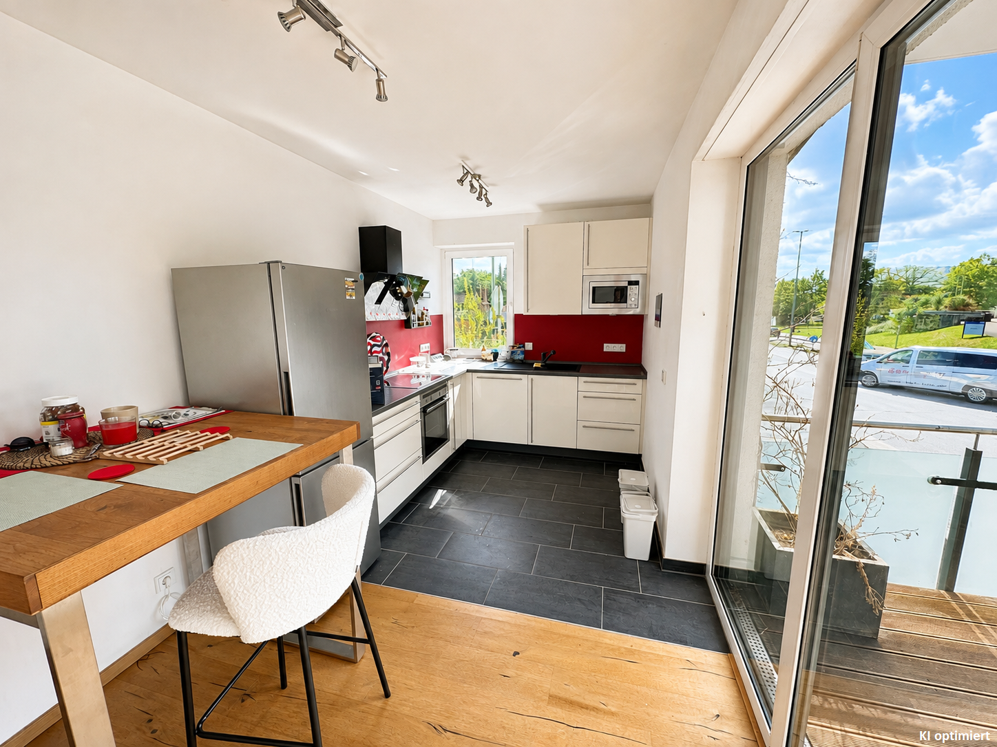 Küche mit Blick auf den Balkon