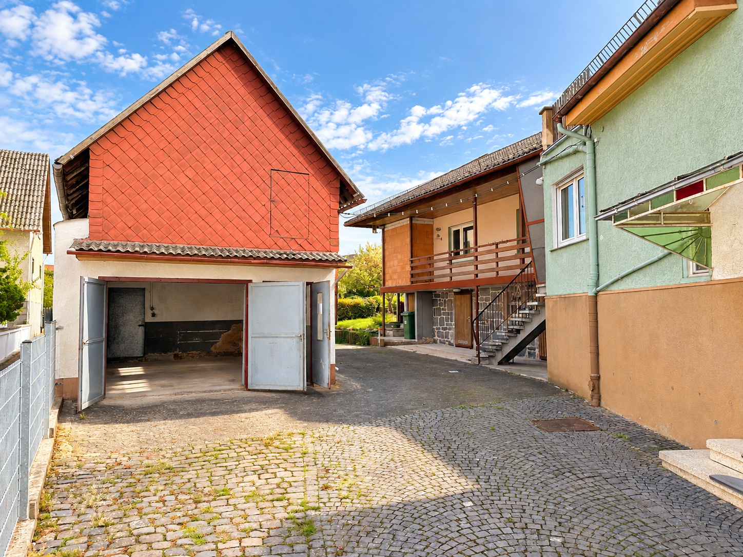 Innenhof mit Garage und Wohnhaus mit Anbau