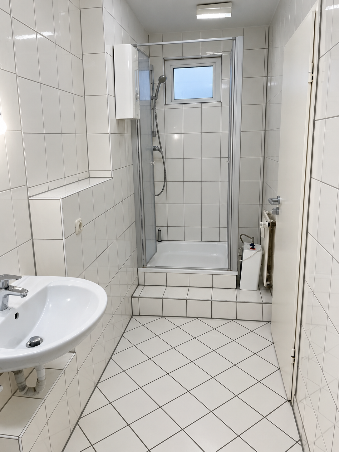Bad mit Dusche und WC