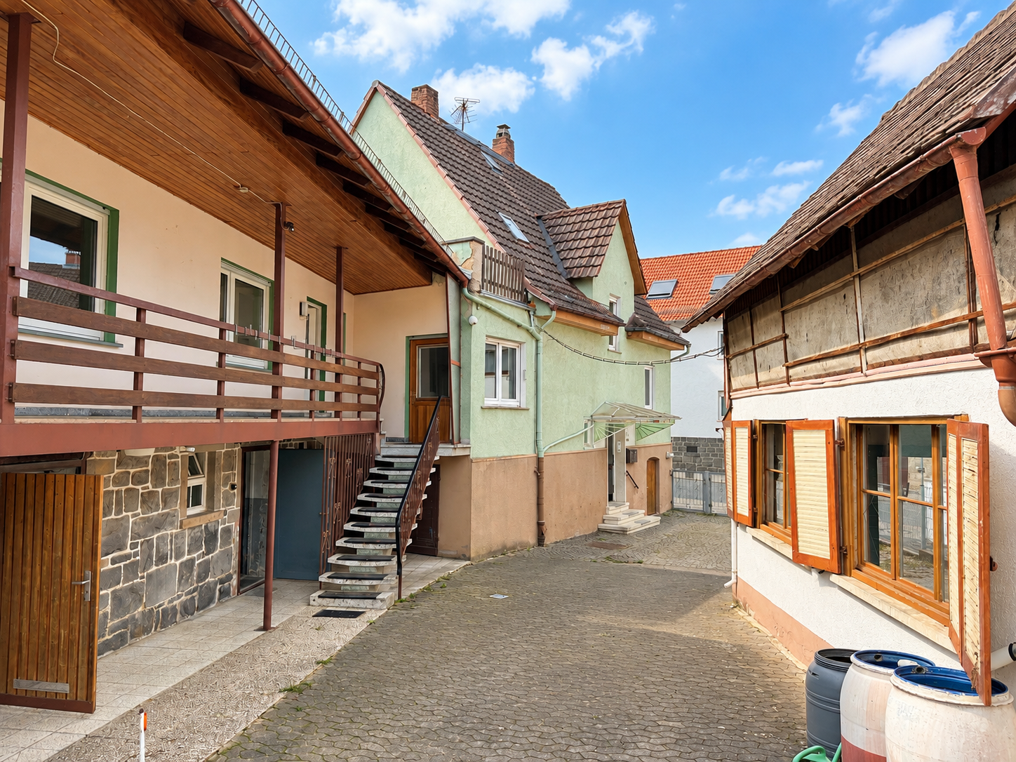 Innenhof mit Garage, Nebengebäude und Wohnhaus